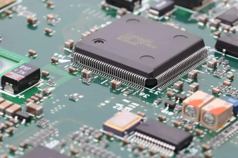 SMT linka ve výrobě – pohled 2